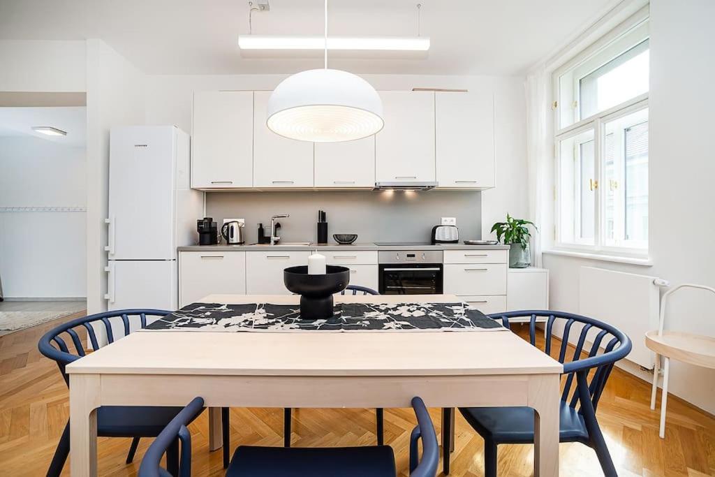 Bright And Spacious Appt * Prag