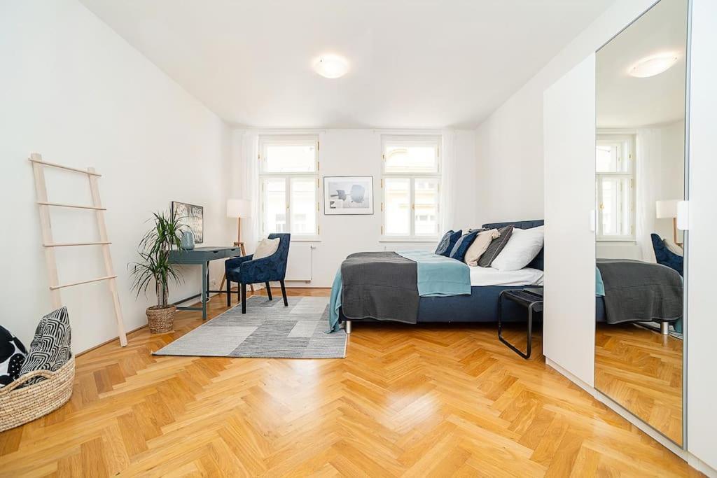 Bright And Spacious Appt Apartment Prag