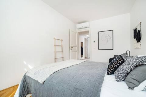 Bright And Spacious Appt Prag